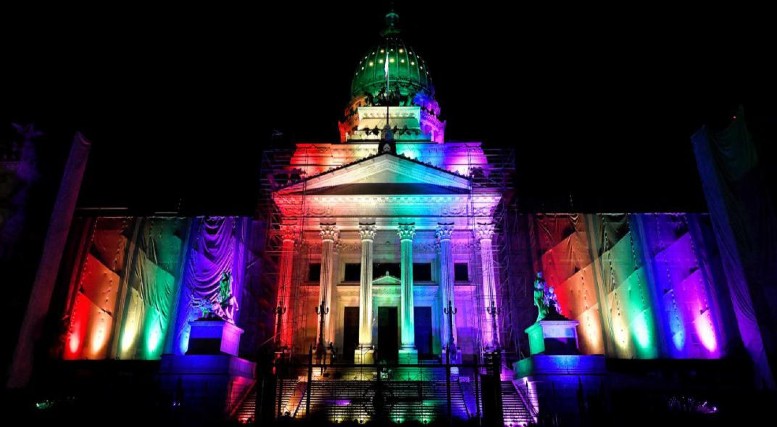 El Senado, iluminado con los colores de la igualdad.